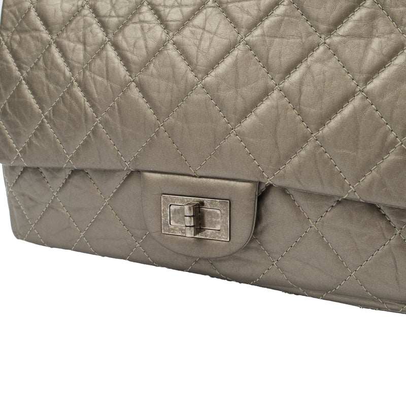 Picture of Chanel Shoulder Bag 2.55 Reissue in Metallic, Leather