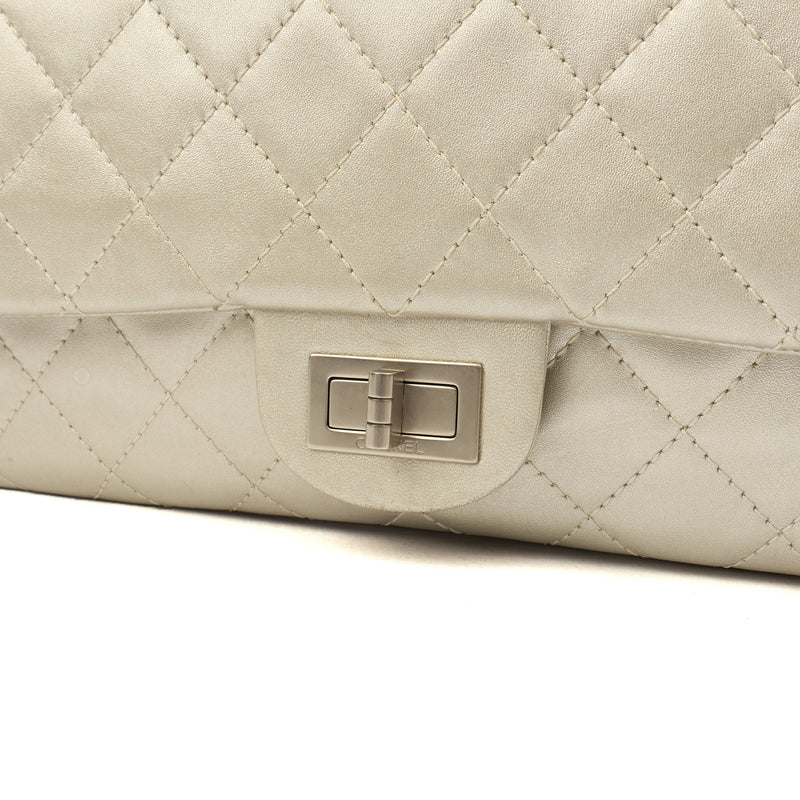 Picture of Chanel Shoulder Bag 2.55 Reissue - Maxi in Metallic, Leather
