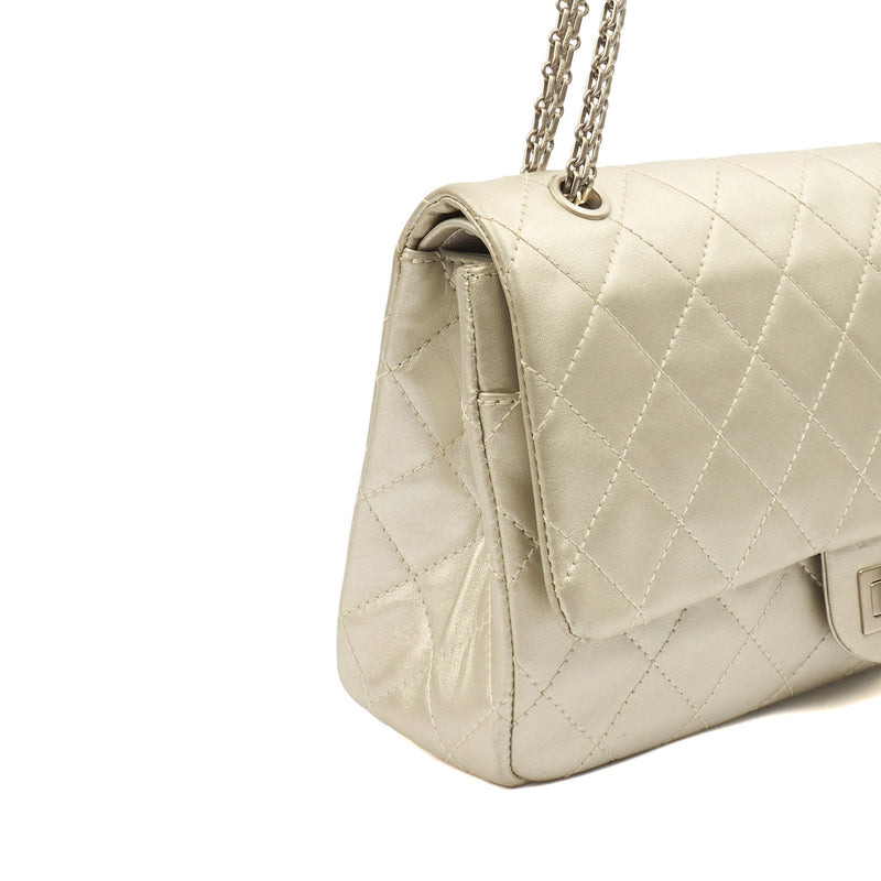 Picture of Chanel Shoulder Bag 2.55 Reissue - Maxi in Metallic, Leather
