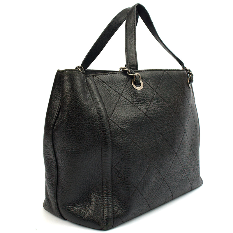 Picture of Chanel Tote Tote in Black, Calfskin Leather