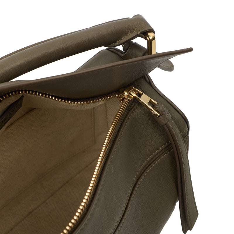 Picture of Loewe Top Handle Puzzle - Medium in Green, Leather