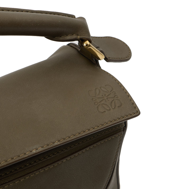 Picture of Loewe Top Handle Puzzle - Medium in Green, Leather