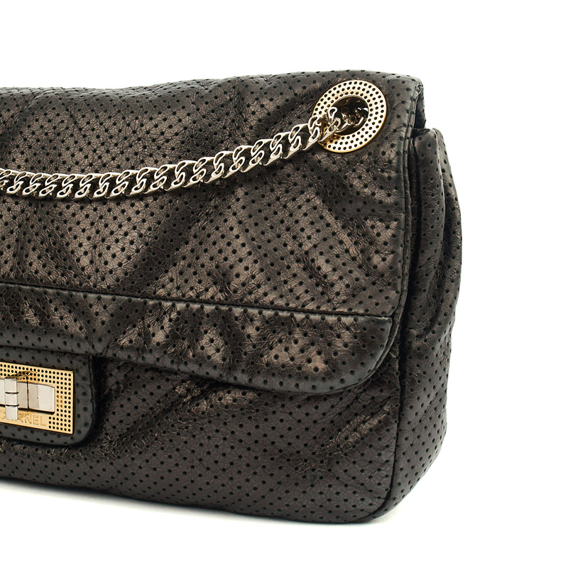 Picture of Chanel Shoulder Bag 2.55 Reissue in Black, Calfskin Leather