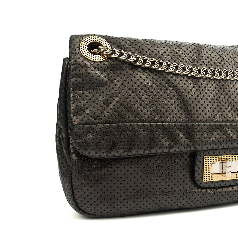 Picture of Chanel Shoulder Bag 2.55 Reissue in Black, Calfskin Leather