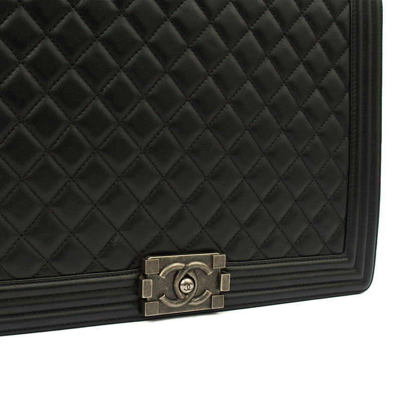 Picture of Chanel Shoulder Bag Boy - Large in Black, Calfskin Leather