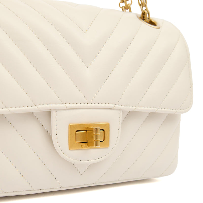 Picture of Chanel Cross Body Chevron Flap Bag  in White, Calfskin Leather