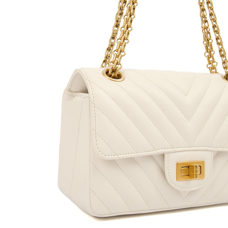 Picture of Chanel Cross Body Chevron Flap Bag  in White, Calfskin Leather
