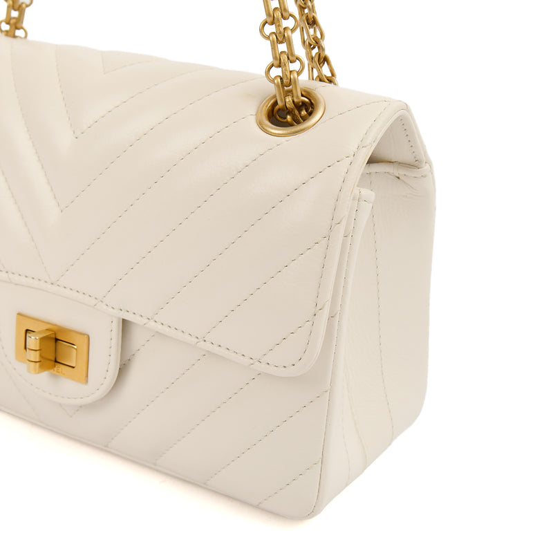 Picture of Chanel Cross Body Chevron Flap Bag  in White, Calfskin Leather