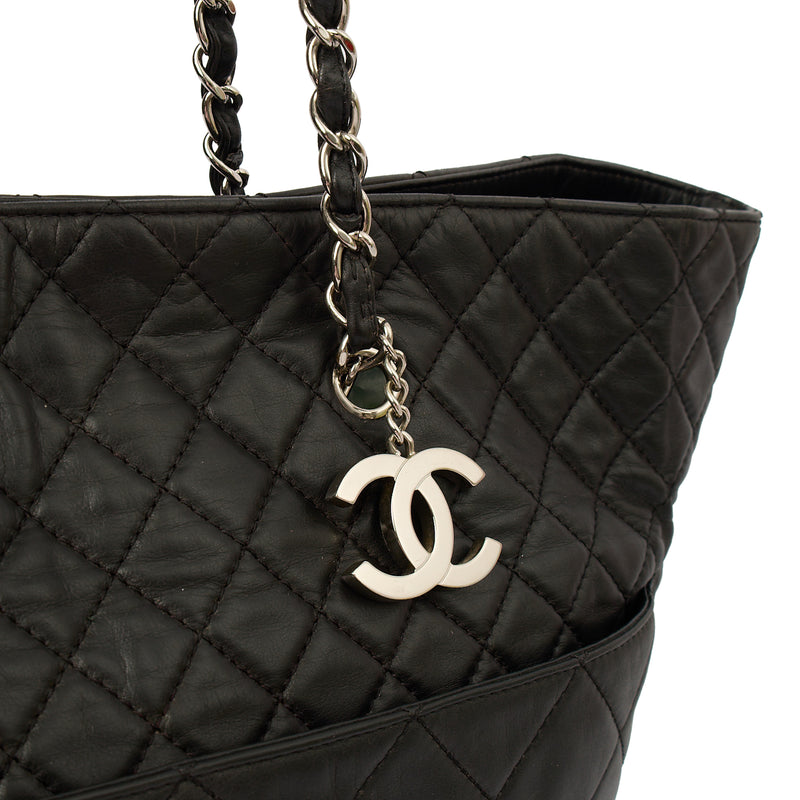 Picture of Chanel Tote Tote in Black, Calfskin Leather