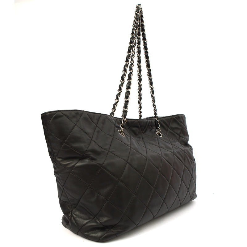 Picture of Chanel Tote Tote in Black, Calfskin Leather
