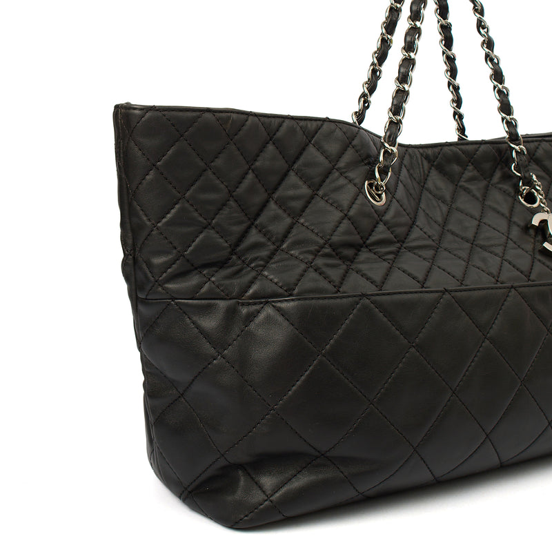 Picture of Chanel Tote Tote in Black, Calfskin Leather