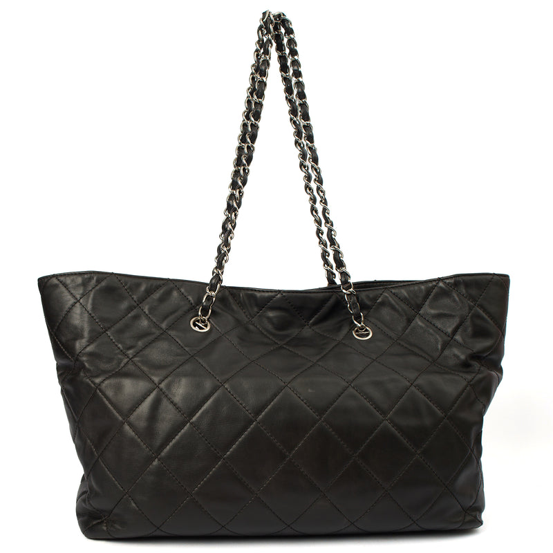 Picture of Chanel Tote Tote in Black, Calfskin Leather