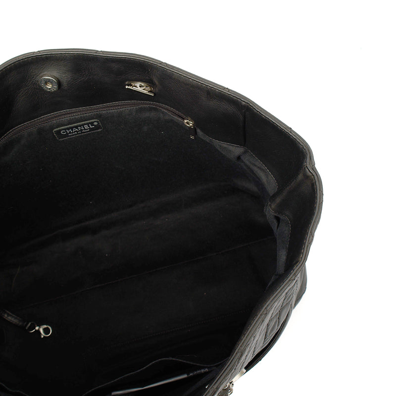 Picture of Chanel Tote Tote in Black, Calfskin Leather