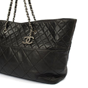 Picture of Chanel Tote Tote in Black, Calfskin Leather
