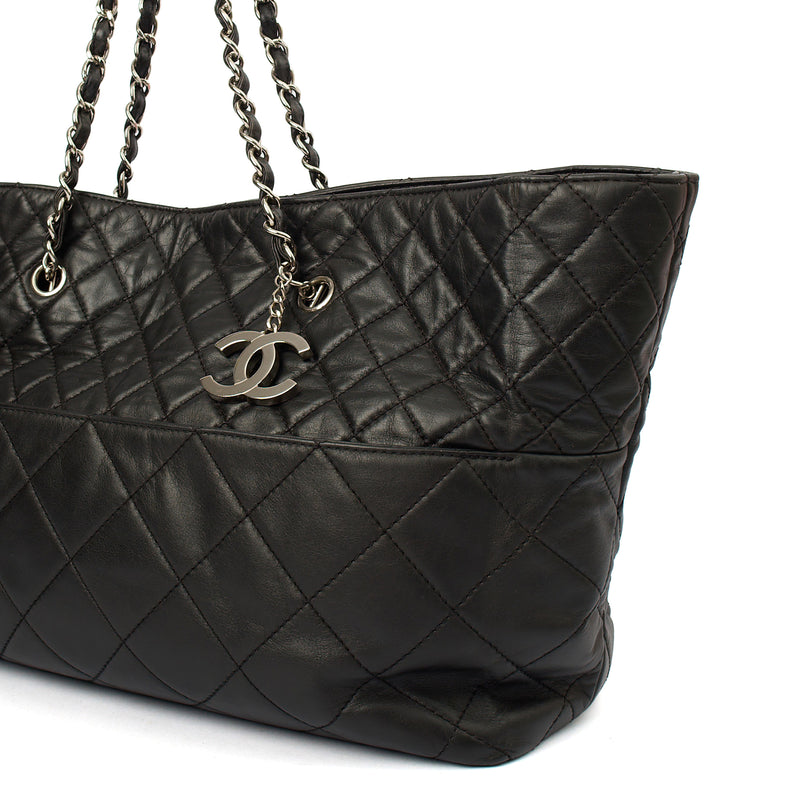 Picture of Chanel Tote Tote in Black, Calfskin Leather