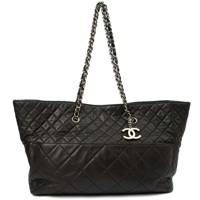 Picture of Chanel Tote Tote in Black, Calfskin Leather