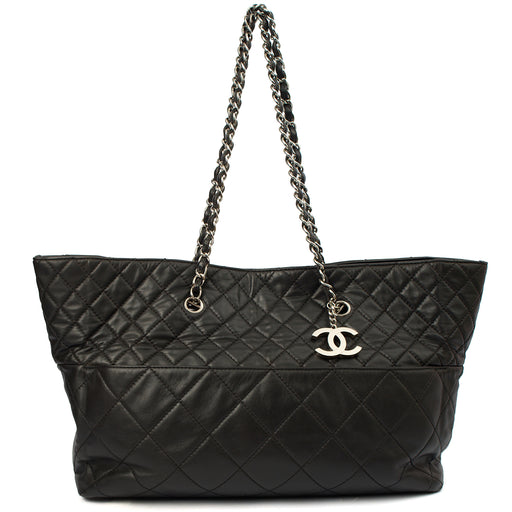 Picture of Chanel Tote Tote in Black, Calfskin Leather