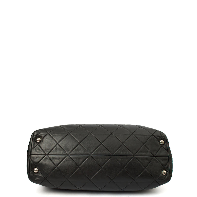 Picture of Chanel Tote Tote in Black, Calfskin Leather