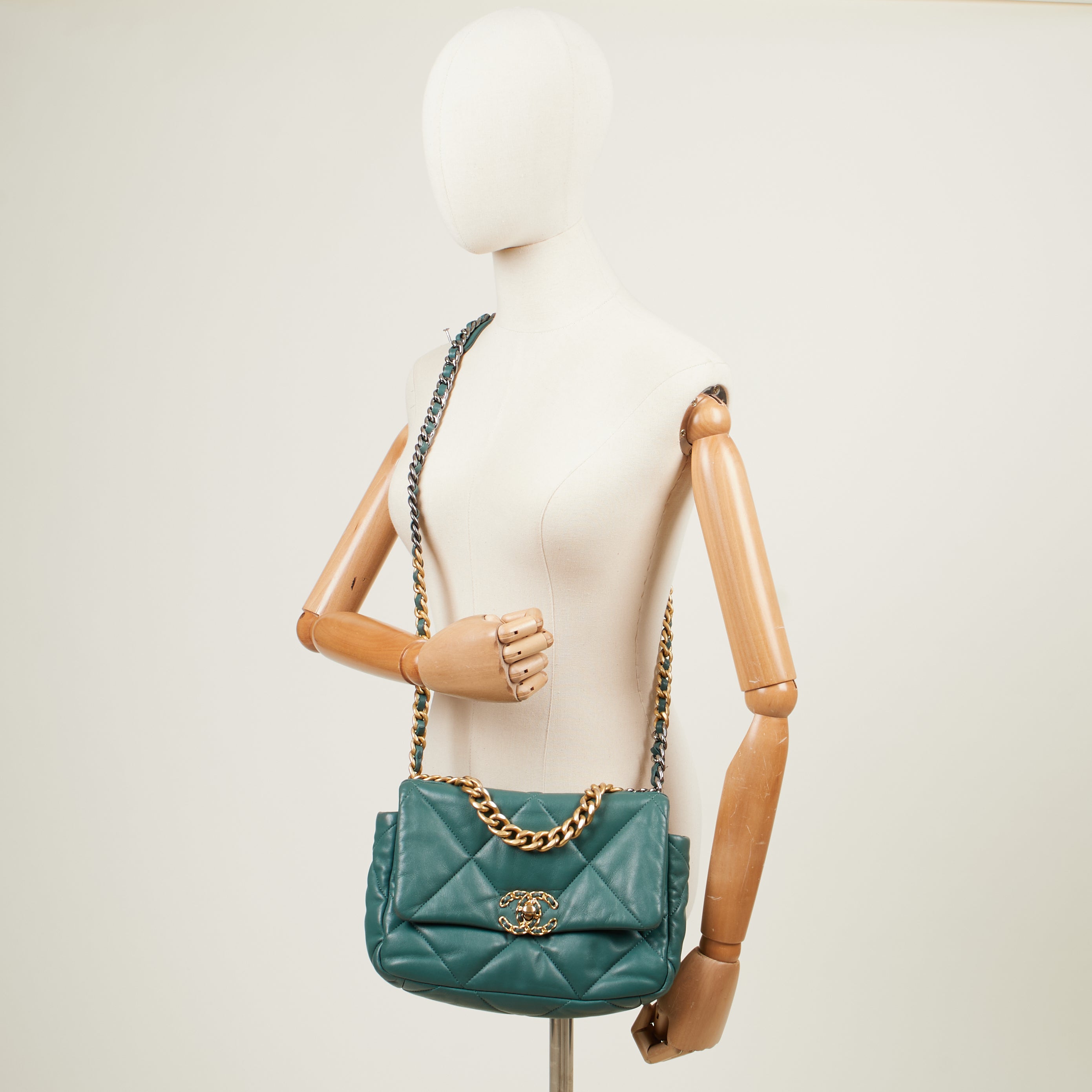 CHANELシャネルビューティーノベルティバッグ　グリーン CHANELシャネルビューティーノベルティバッグ グリーン 【公式通販】