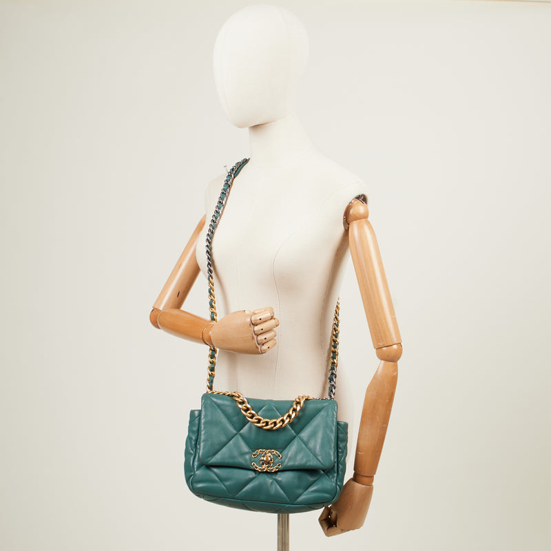 Picture of Chanel Cross Body Chanel 19 in Green, Calfskin Leather