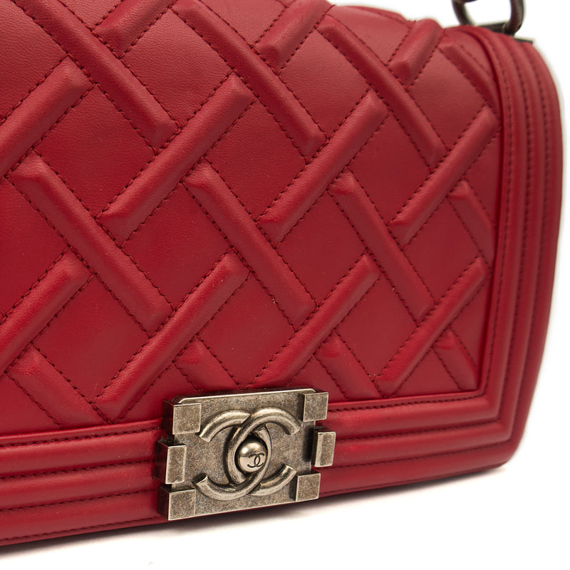 Picture of Chanel Shoulder Bag Boy - Medium in Red, Calfskin Leather