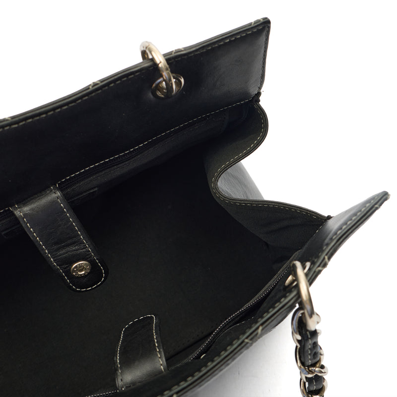 Picture of Chanel Tote Tote in Black, Leather