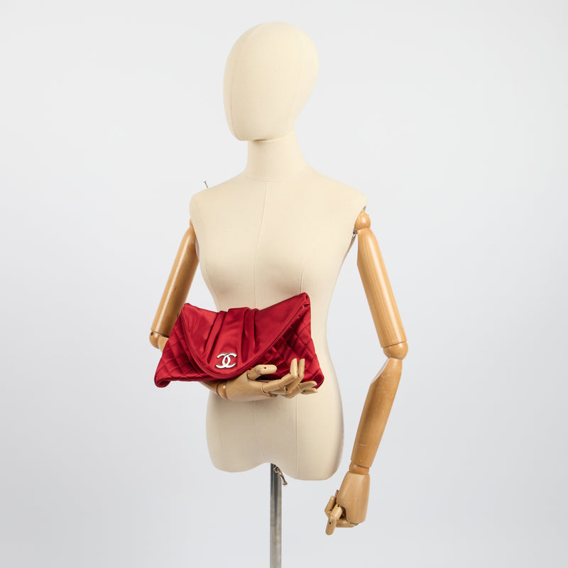 Chanel Clutch Clutch in Red, Fabric