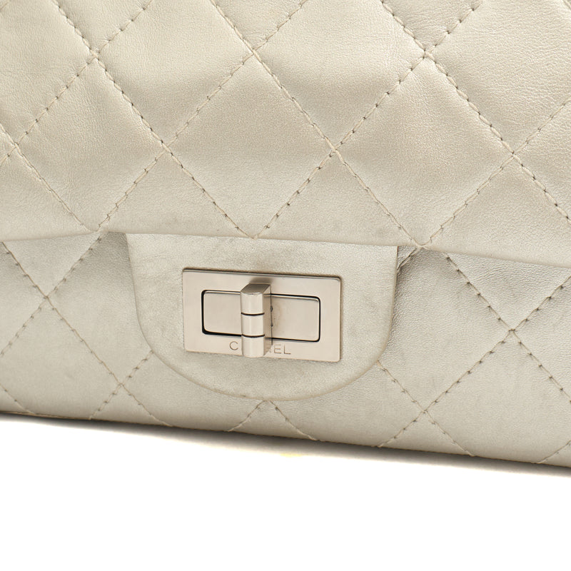 Picture of Chanel Shoulder Bag 2.55 Reissue - Maxi in Metallic, Lambskin Leather