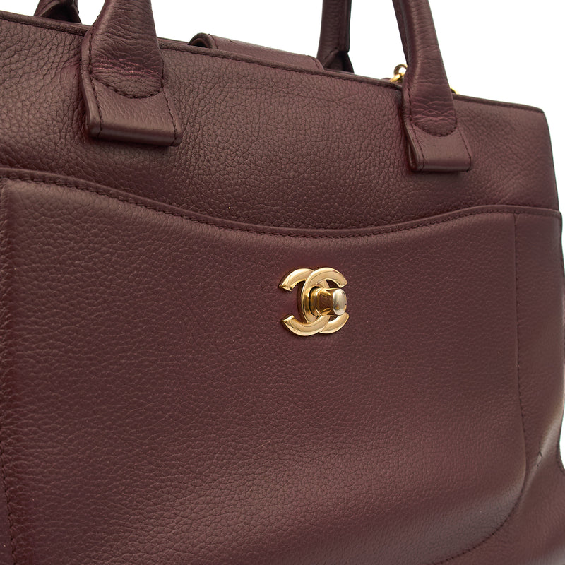 Picture of Chanel Tote Executive Shopper Tote in Red, Calfskin Leather