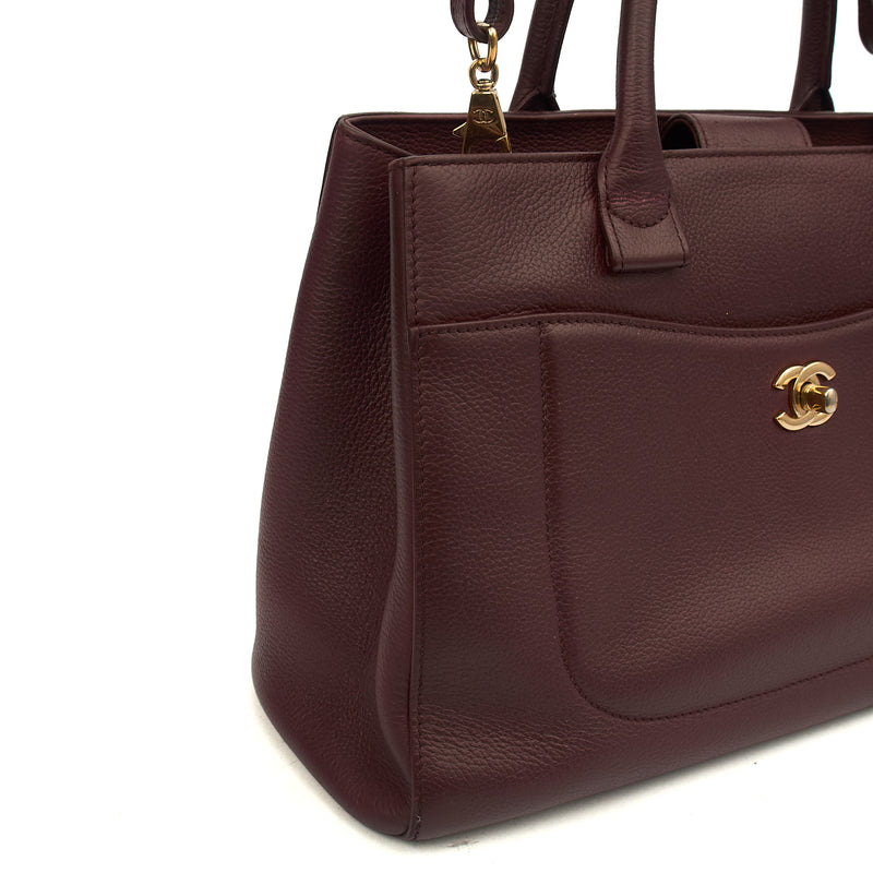 Picture of Chanel Tote Executive Shopper Tote in Red, Calfskin Leather