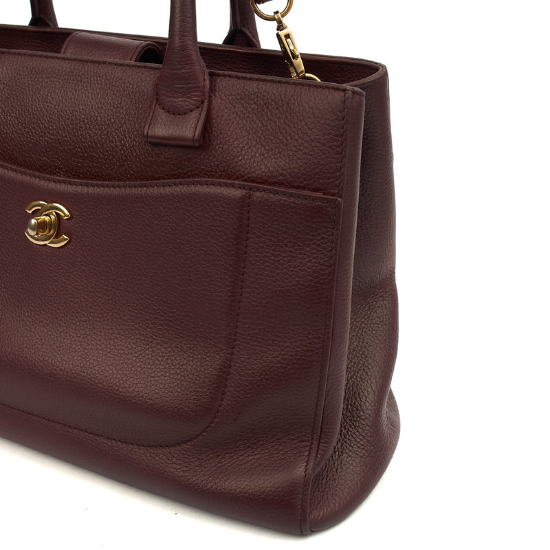 Picture of Chanel Tote Executive Shopper Tote in Red, Calfskin Leather