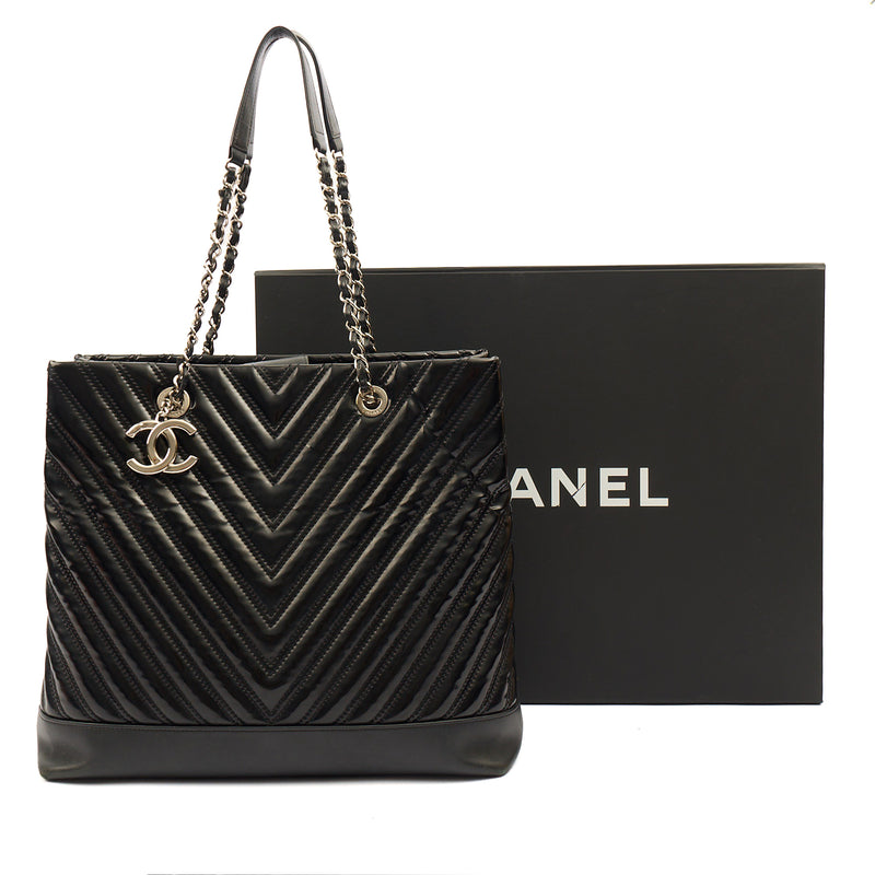 Picture of Chanel Tote Tote in Black, Patent Leather