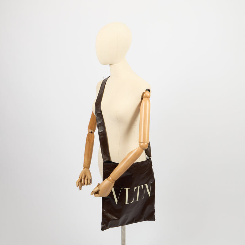 Valentino Tote Tote in Brown, Leather