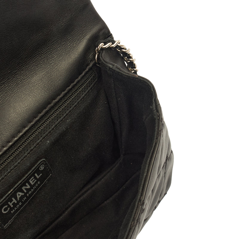 Picture of Chanel Cross Body Flap Bag in Black, Calfskin Leather
