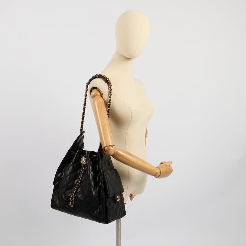 Chanel 25 - Medium in Black, Caviar Leather