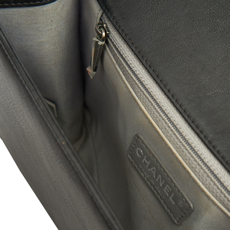 Picture of Chanel Shoulder Bag Boy - New Medium in Black, Calfskin Leather